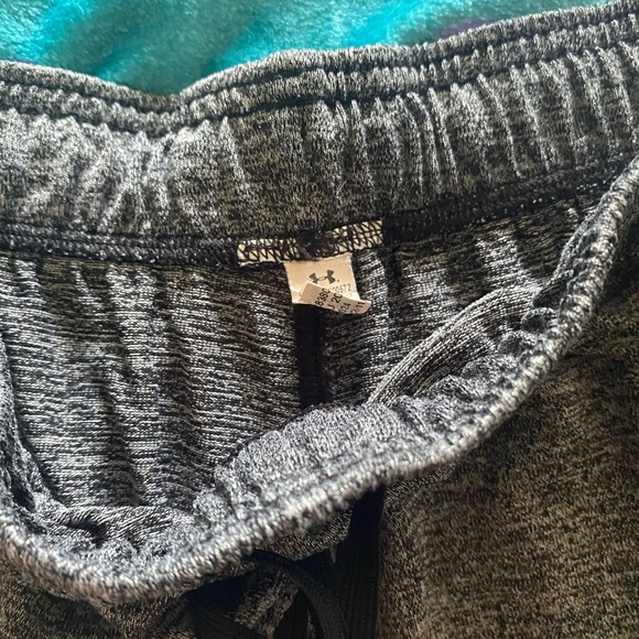 Under Armour Gray Athletic Shorts with Elastic Waistband - Picture 3 of 3